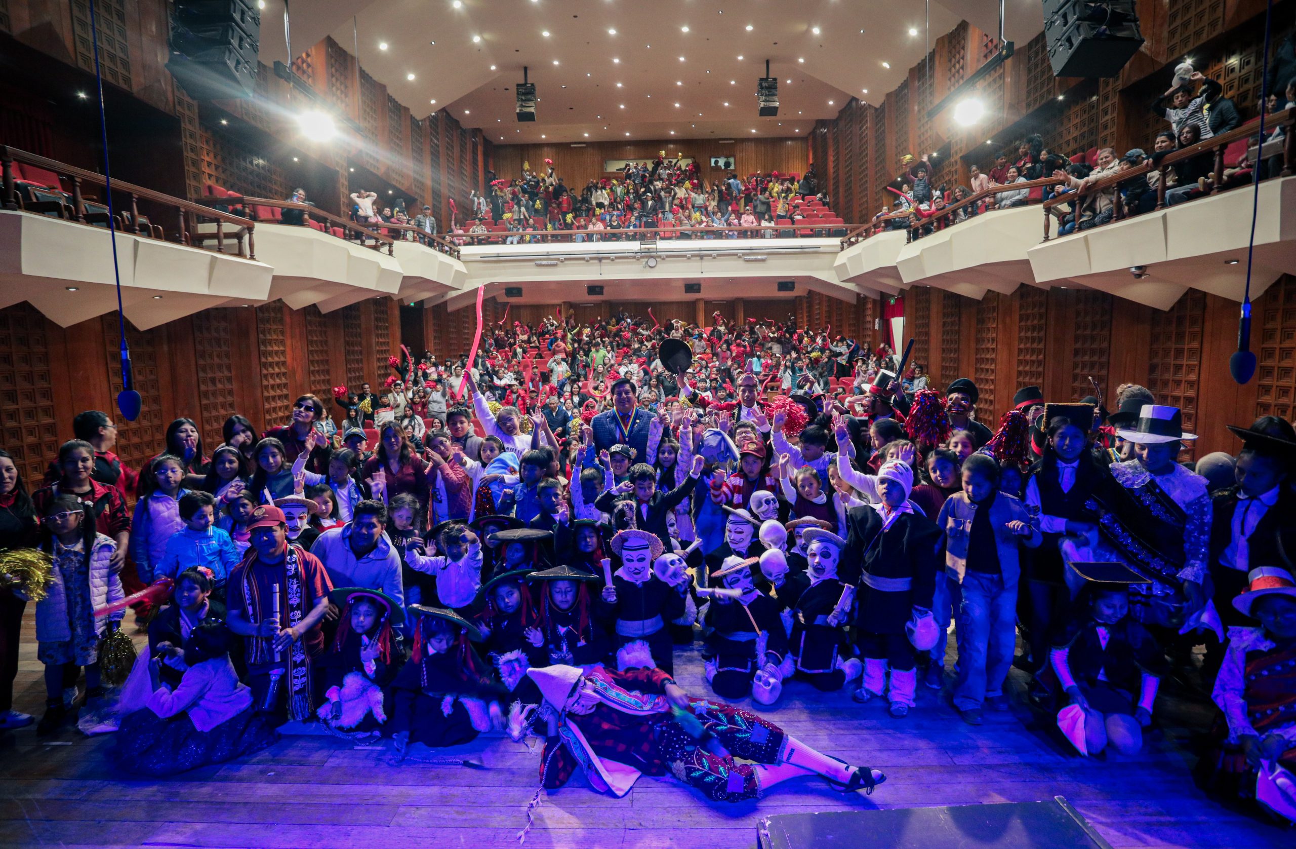 CON PRESENTACIONES ARTÍSTICAS DE MÚSICA, TEATRO Y DANZA, ALCALDE DEL CUSCO CLAUSURÓ LAS VACACIONES RECREATIVAS “QOSQO HATUN LLAQTA 2025”