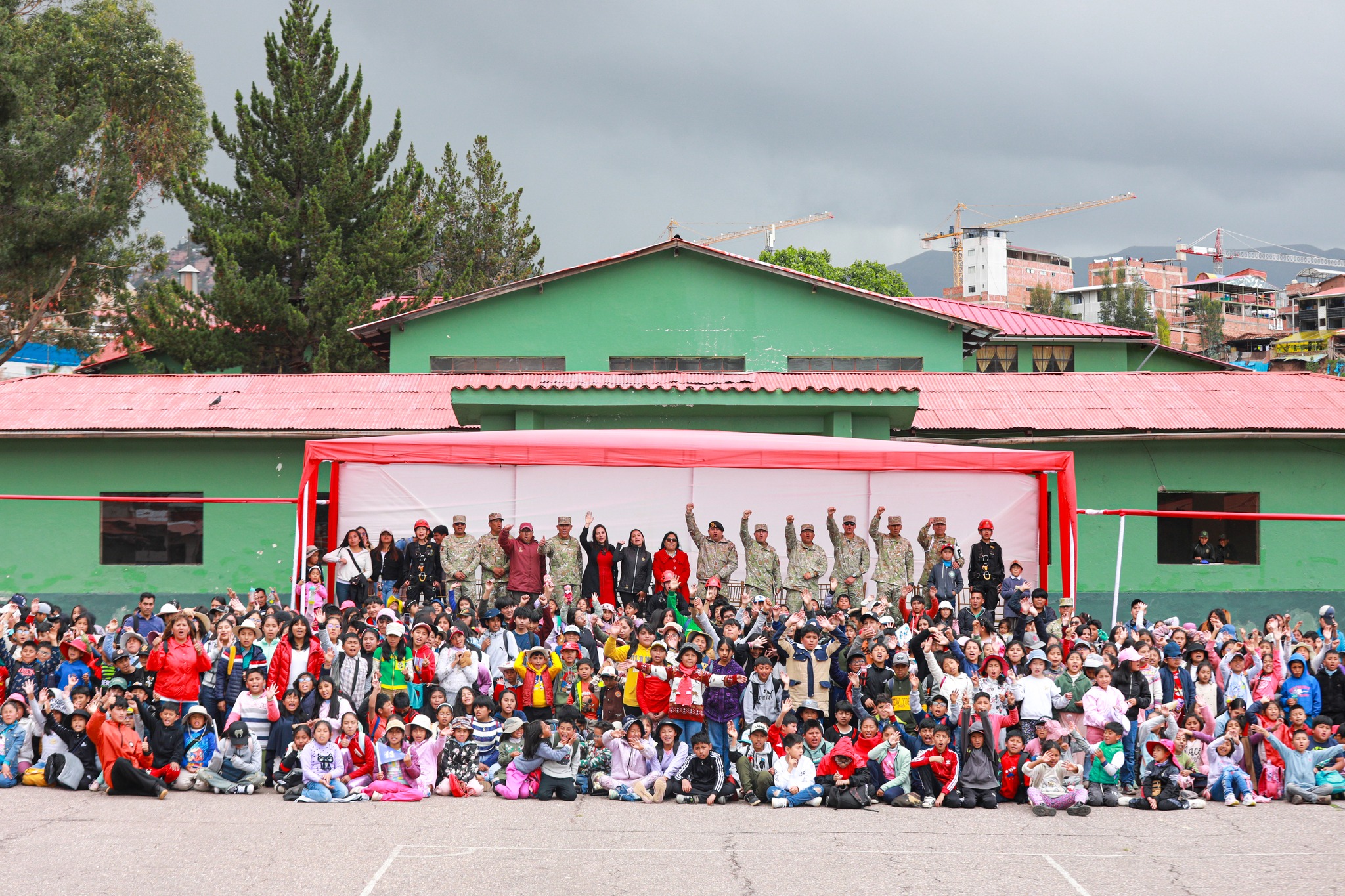 MÁS DE 1200 NIÑOS DEL CURSO VACACIONAL DE LA MUNICIPALIDAD DEL CUSCO VISITARON LAS INSTALACIONES DEL EJÉRCITO PERUANO