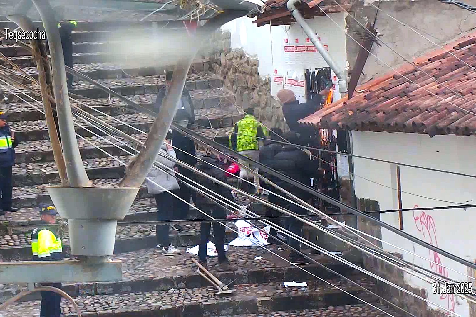 4 SUJETOS DETENIDOS EN FLAGRANCIA TRAS DERRIBAR ILEGALMENTE MURO DE CLAUSURA DEL “FACEBAR”