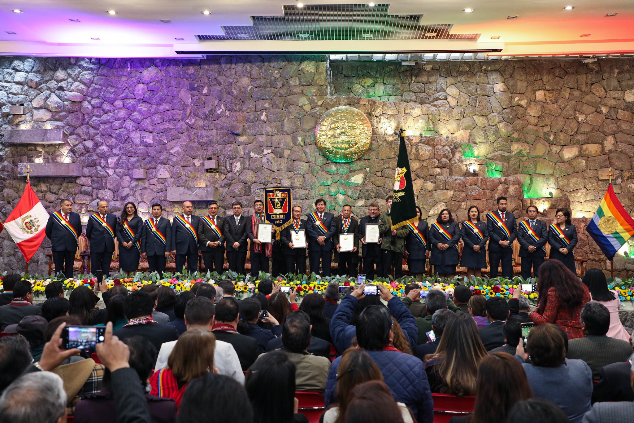 ALCALDE DEL CUSCO CONDECORÓ A PERSONALIDADES E INSTITUCIONES CON LA MEDALLA DE LA CIUDAD POR SU APORTE CULTURAL Y EDUCATIVO DURANTE LA SESIÓN SOLEMNE POR FIESTAS DEL CUSCO