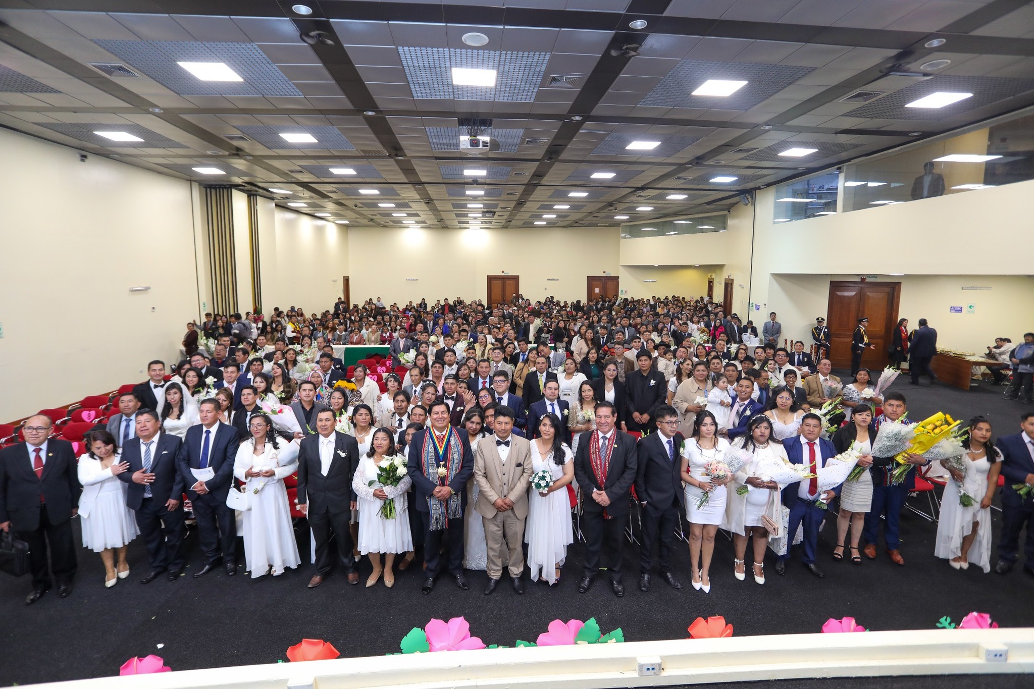 82 PAREJAS CUSQUEÑAS SELLARON SU AMOR Y FORMALIZARON SU UNIÓN EN EL MATRIMONIO CIVIL COMUNITARIO DE LA MUNICIPALIDAD DEL CUSCO