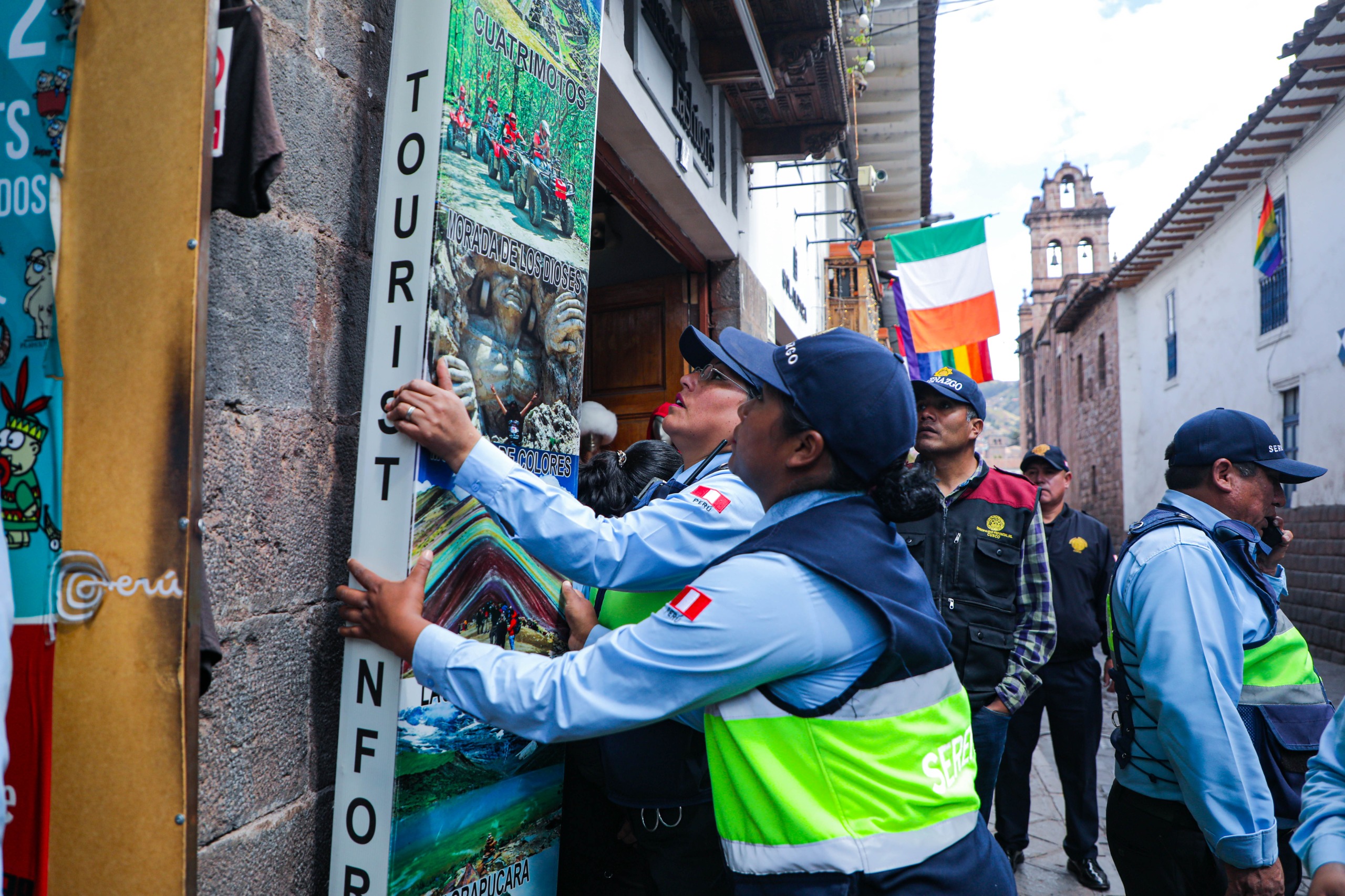 MUNICIPALIDAD DEL CUSCO RETIRA AVISAJE COMERCIAL QUE DAÑABA ORNATO DEL CENTRO HISTÓRICO