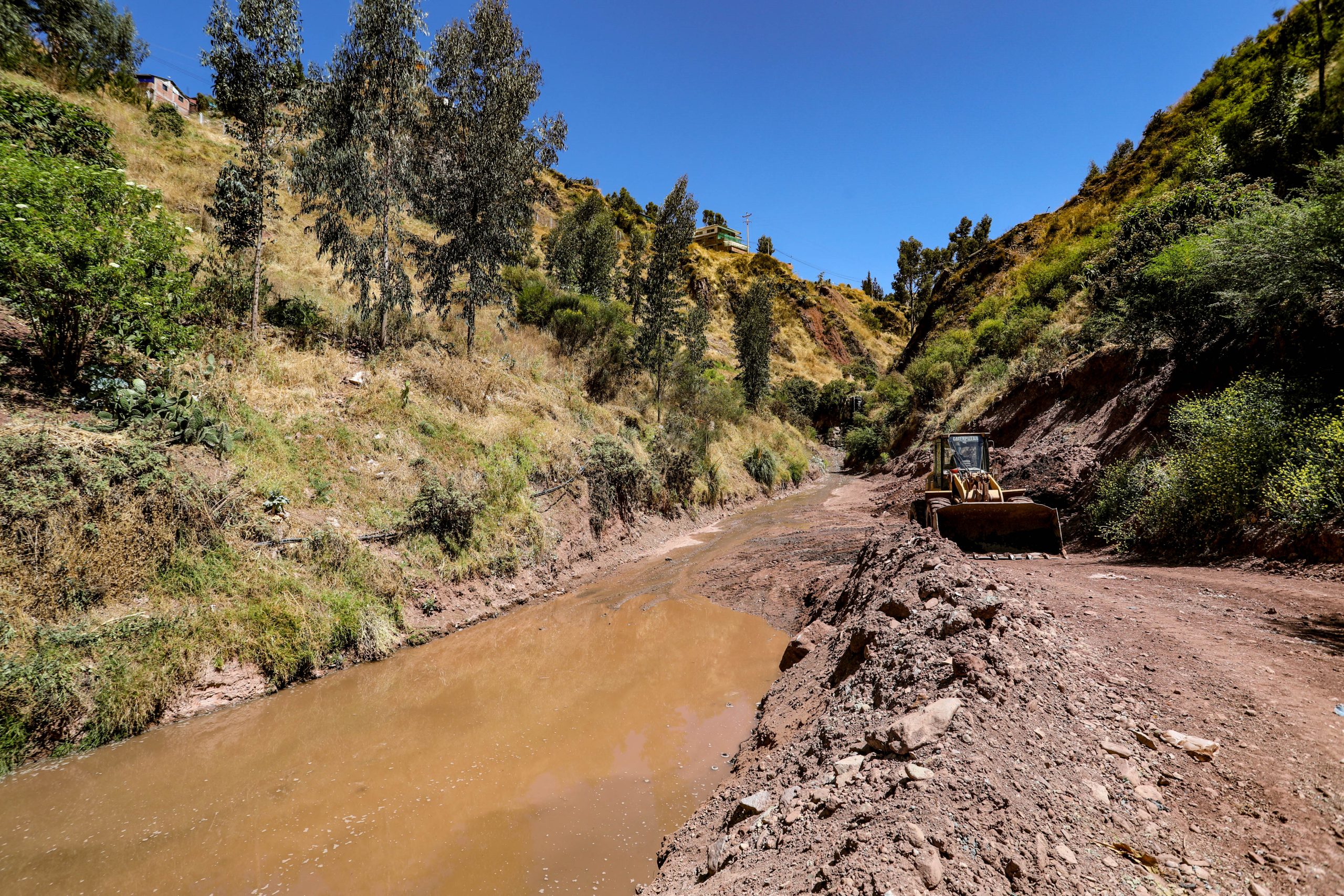 MUNICIPALIDAD DEL CUSCO INTERVINO DE FORMA OPORTUNA QUEBRADAS Y SUMIDEROS ANTE INICIO DE TEMPORADA DE LLUVIAS