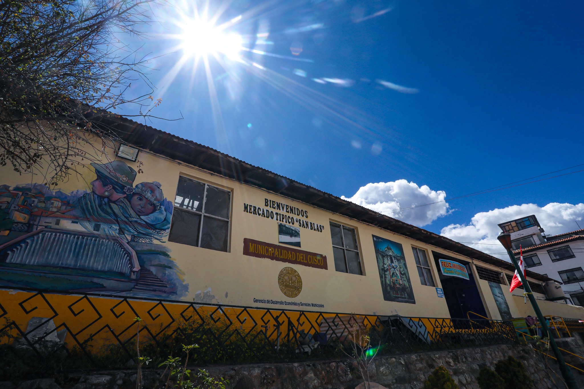 LA MUNICIPALIDAD DEL CUSCO FORTALECE LA ECONOMÍA LOCAL Y EL TURISMO EN EL HISTÓRICO MERCADO DE SAN BLAS