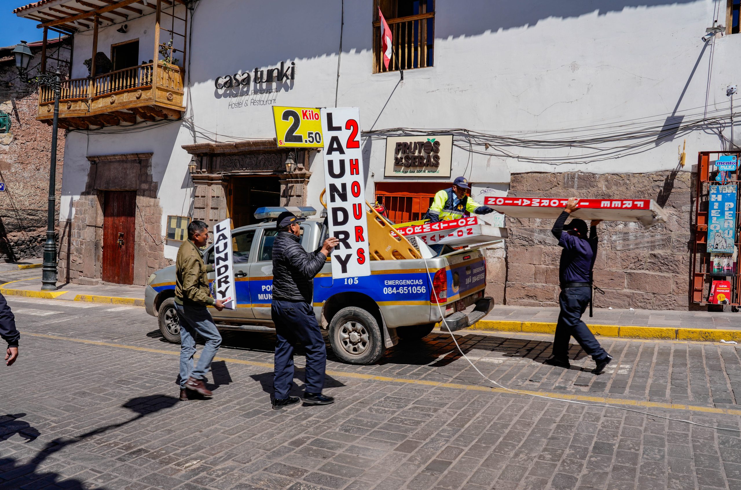 ¡EL AVISAJE COMERCIAL ESTÁ PROHIBIDO EN EL CENTRO HISTÓRICO POR ATENTA CONTRA LA MONUMENTALIDAD DE NUESTRA CIUDAD!