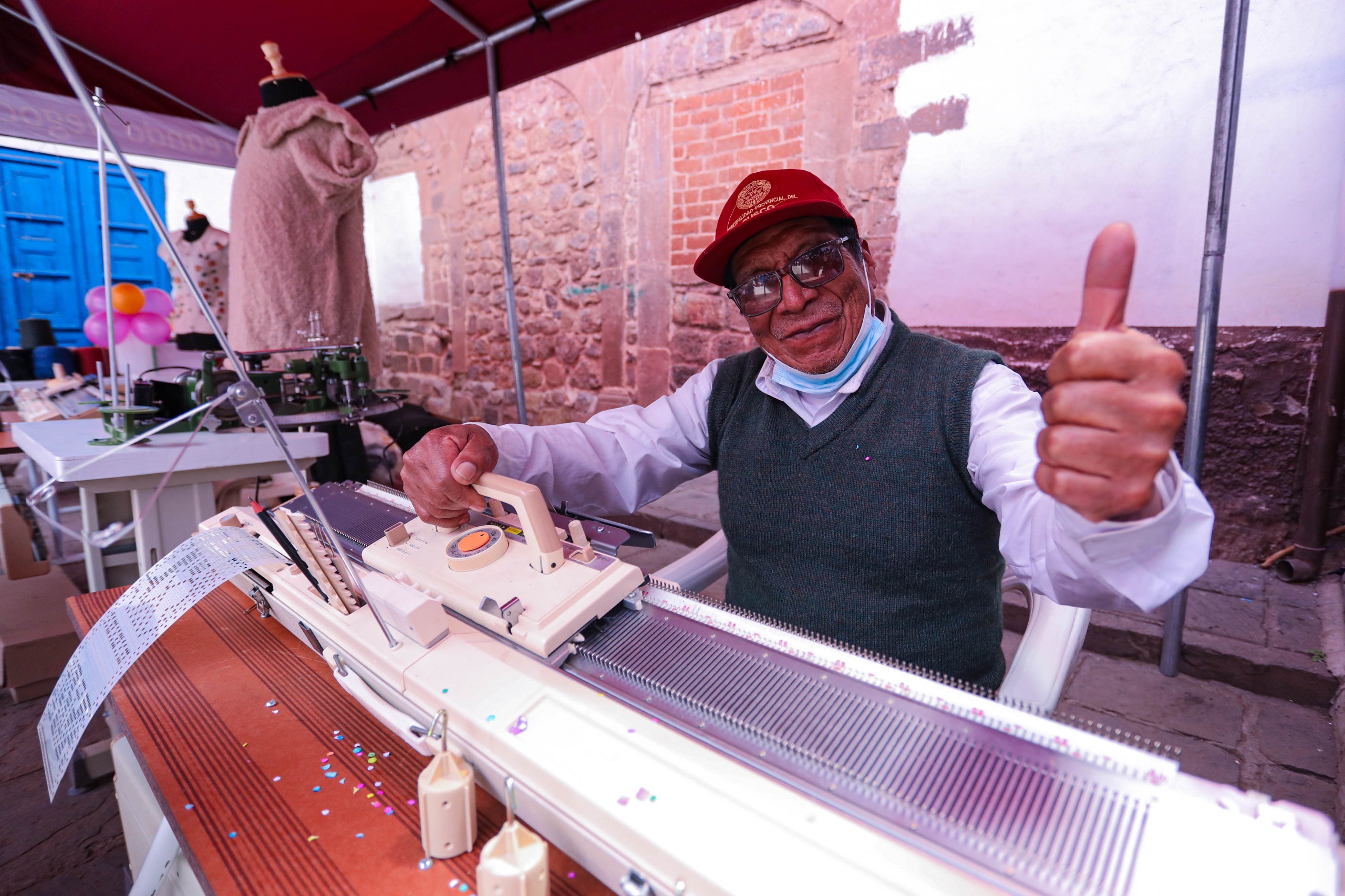 MÁQUINAS Y EQUIPOS VALORIZADOS EN 179 MIL SOLES FUERON ENTREGADOS POR LA MUNICIPALIDAD DEL CUSCO A PRODUCTORES ARTESANOS