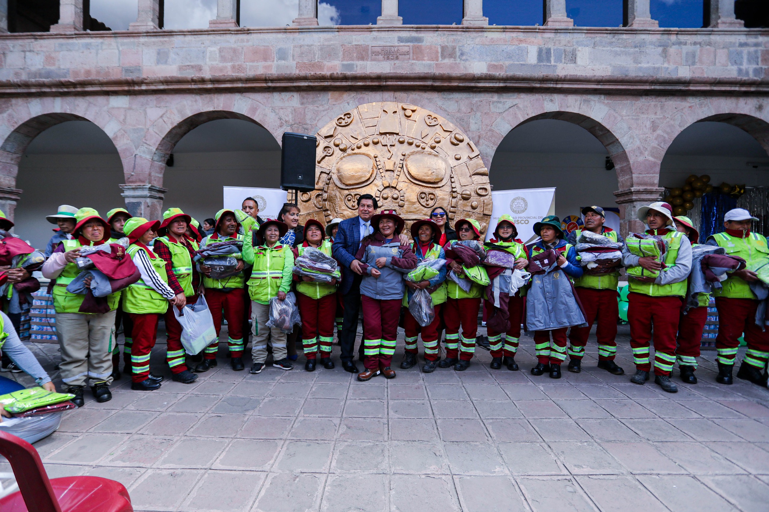 MUNICIPALIDAD DEL CUSCO ENTREGÓ EQUIPOS DE PROTECCIÓN PERSONAL A 80 TRABAJADORES DE PARQUES Y JARDINES