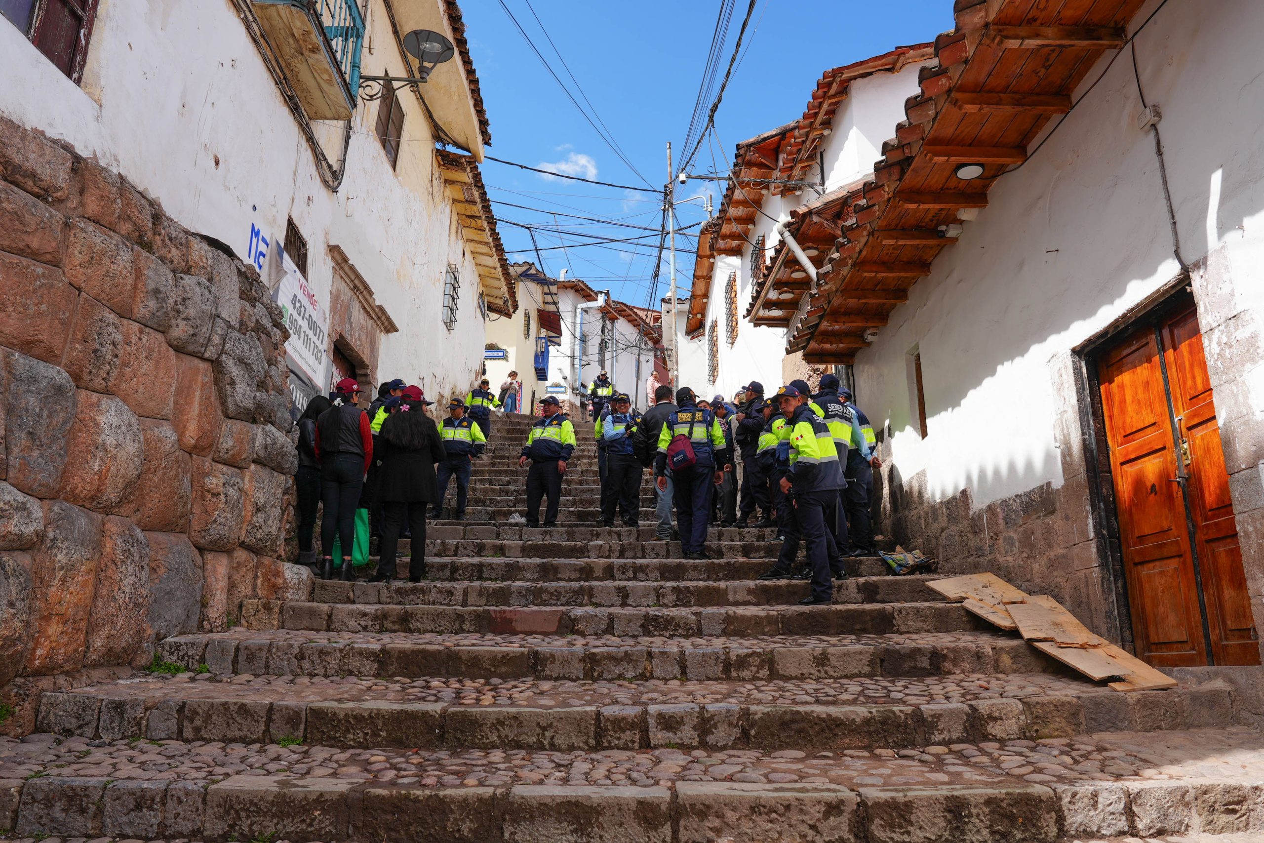 MUNICIPALIDAD DEL CUSCO Y PNP FRUSTRAN ACCIONAR ILEGAL DE INDIVIDUOS QUE INTENTABAN REABRIR DISCOTECA “FACEBAR”