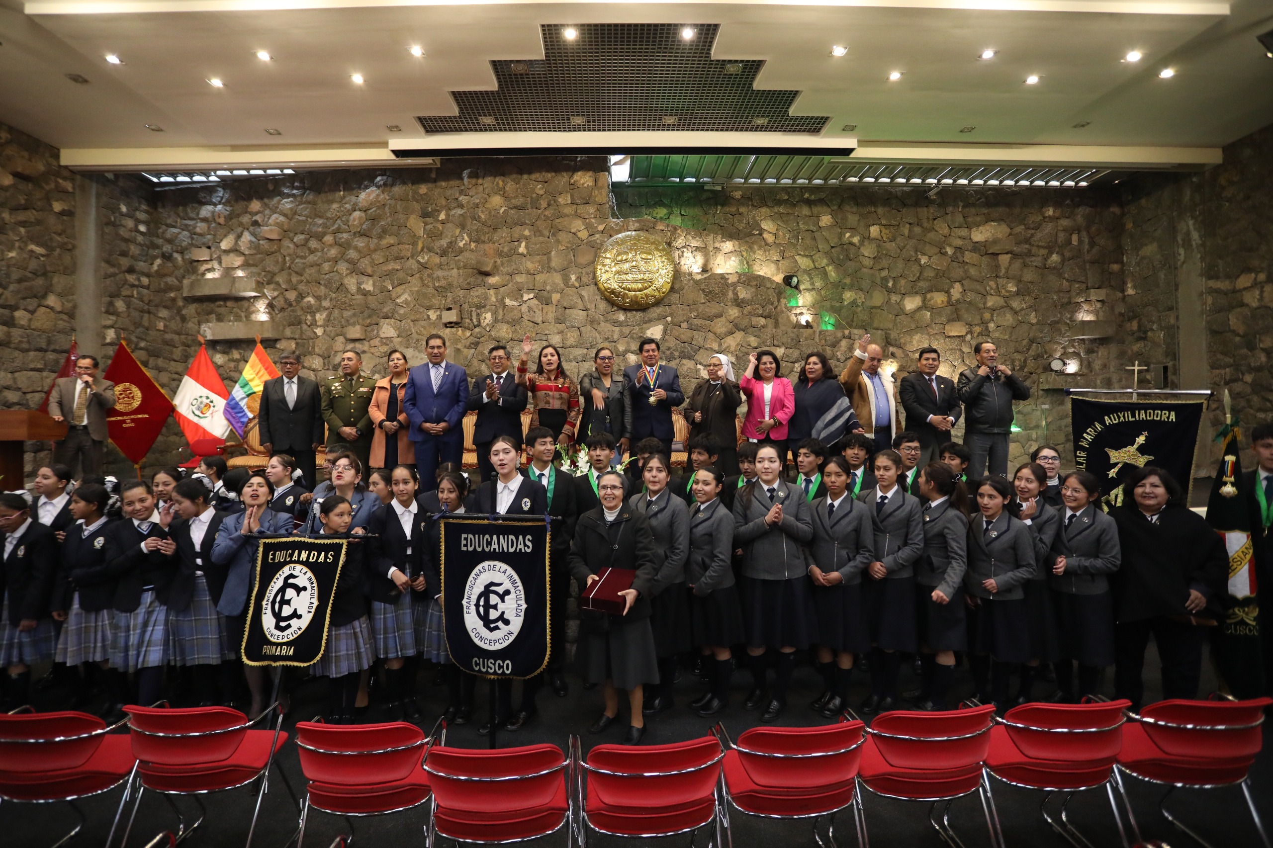 MUNICIPALIDAD DEL CUSCO Y EMUFEC RECONOCIERON LA DESTACADA PARTICIPACIÓN DE INSTITUCIONES Y ESTUDIANTES DURANTE LAS FIESTAS DEL CUSCO 2025