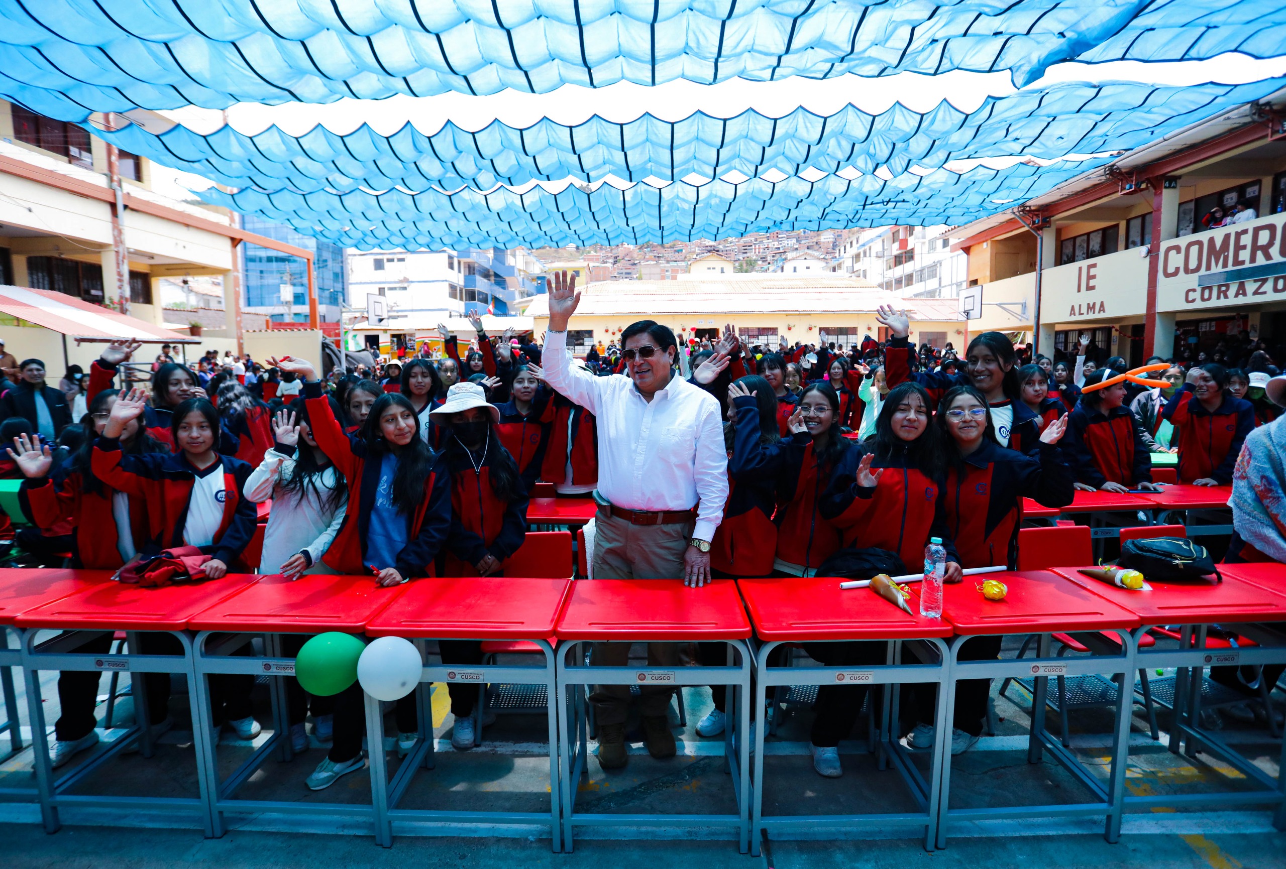CUSCO APUESTA POR LA EDUCACIÓN DE CALIDAD, ALCALDE LUIS PANTOJA ENTREGÓ MOBILIARIO Y TRIBUNAS A LA I.E. COMERCIO 41