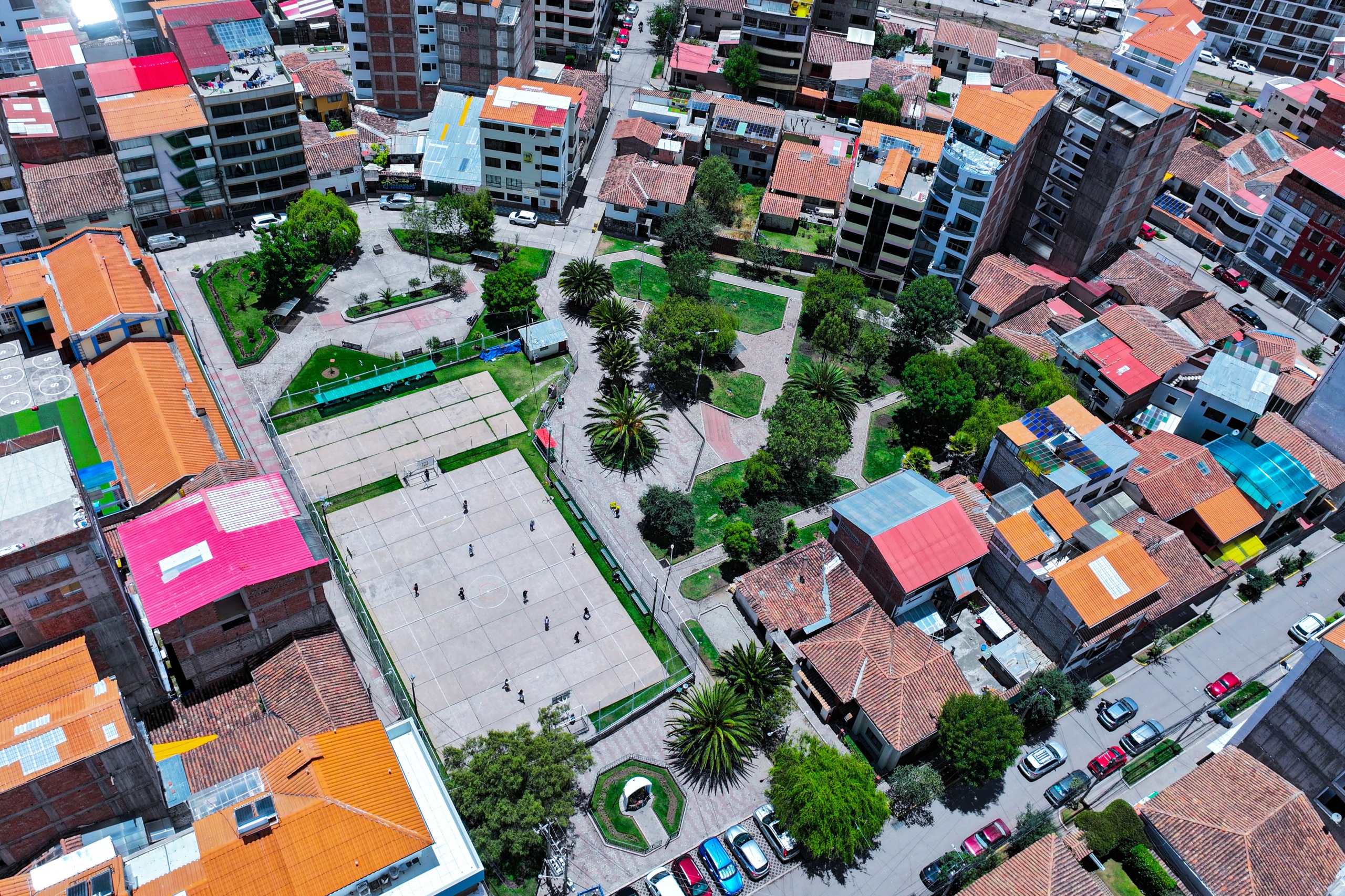 MUNICIPALIDAD DEL CUSCO GARANTIZA EL CUIDADO Y MANTENIMIENTO PERMANENTE DE PARQUES Y JARDINES