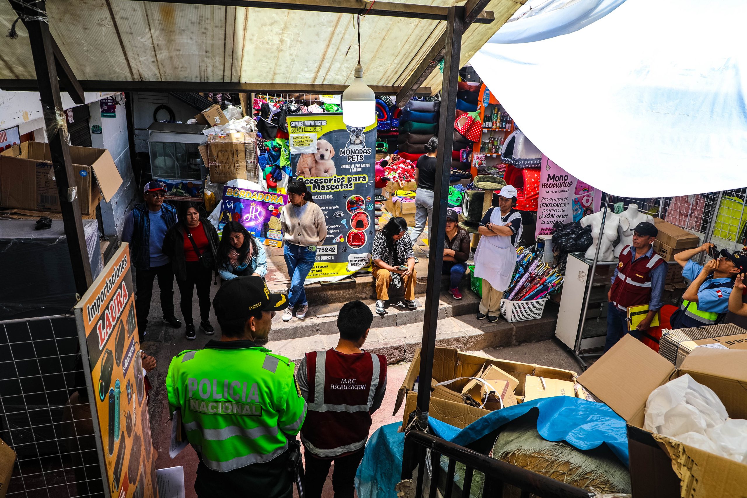 MUNICIPALIDAD DEL CUSCO CLAUSURA LOCAL INFORMAL EN TRES CRUCES DE ORO