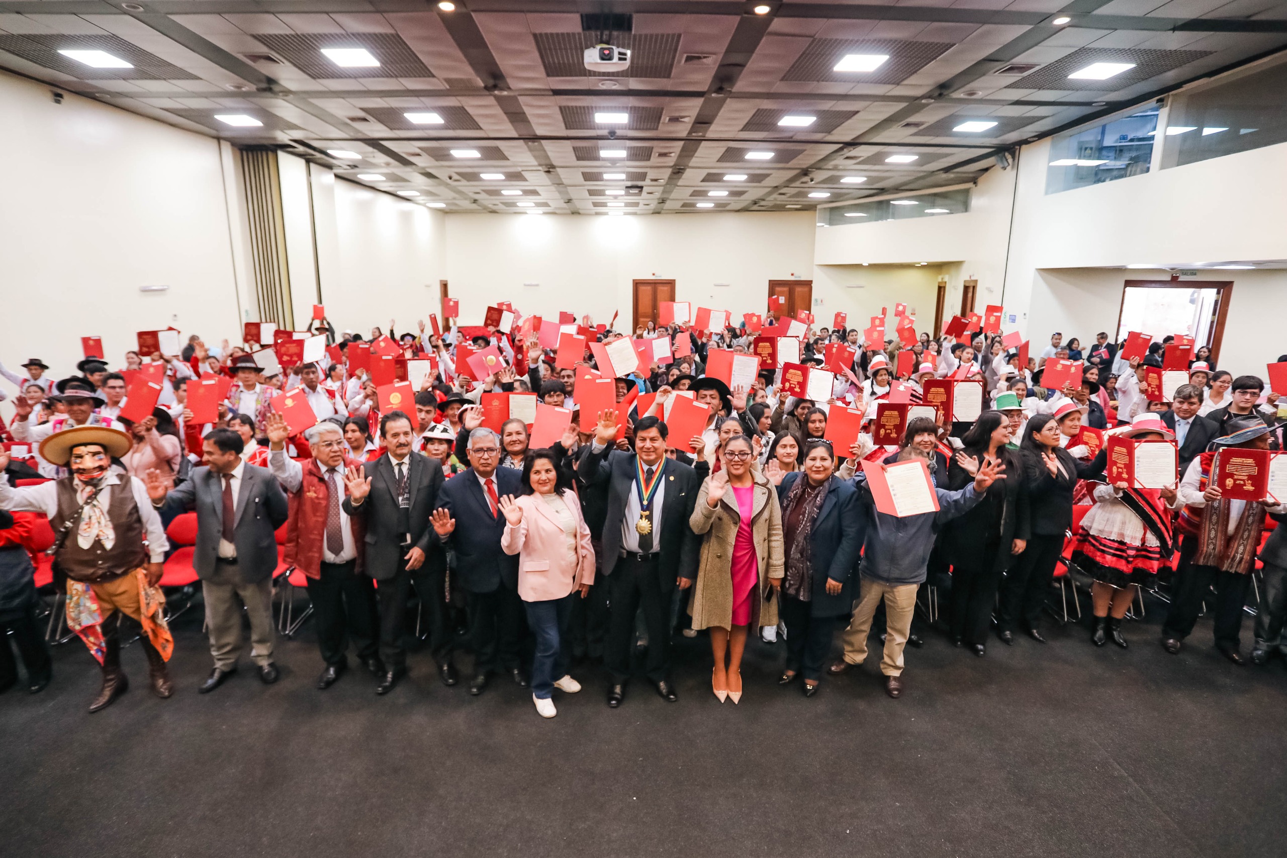 200 FAMILIAS CUSQUEÑAS RECIBIERON SUS TÍTULOS DE PROPIEDAD GRACIAS A LA POLÍTICA DE SANEAMIENTO FÍSICO LEGAL DE LA MUNICIPALIDAD DEL CUSCO