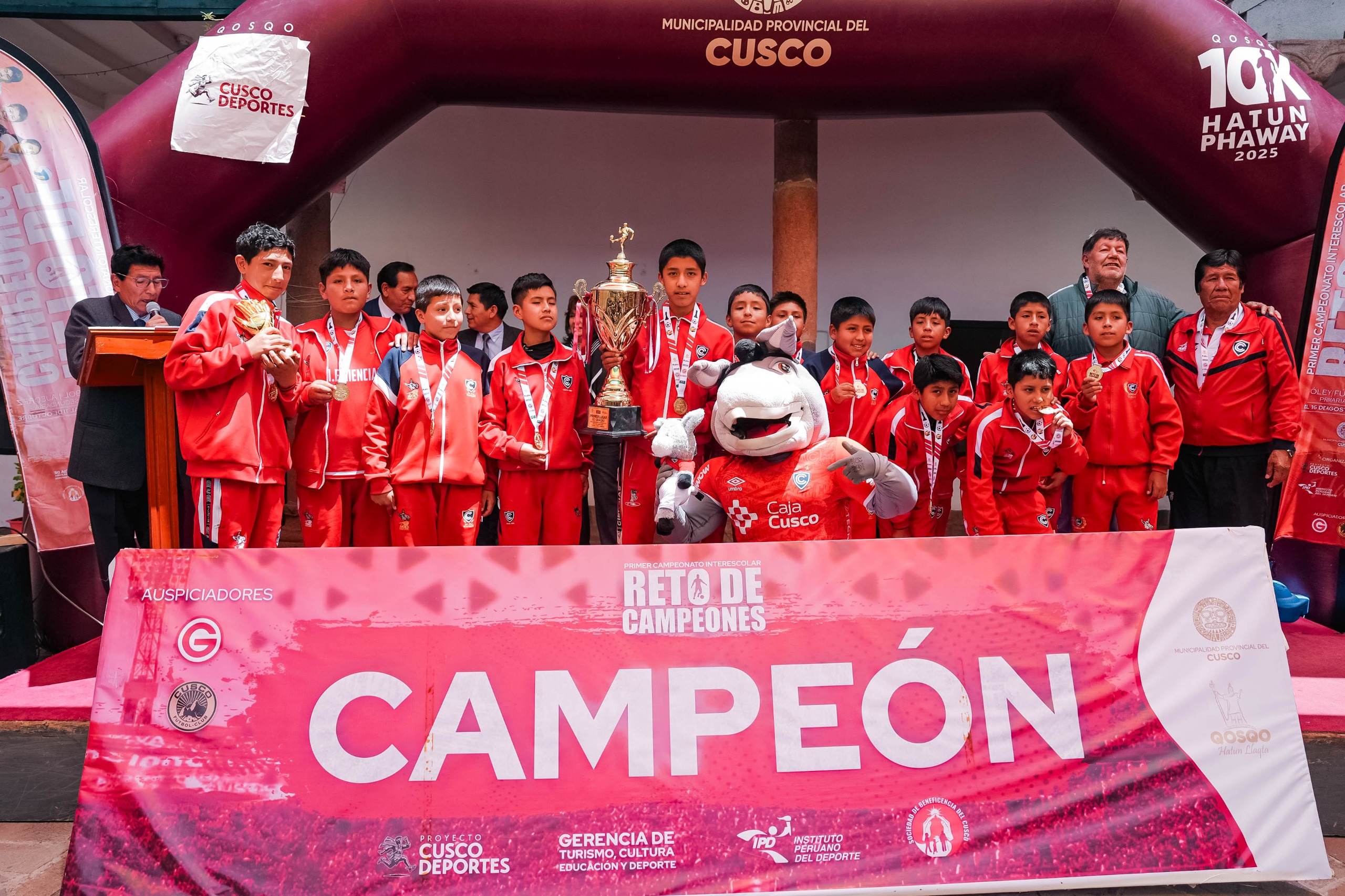 MÁS DE 930 ESCOLARES PARTICIPARON DEL PRIMER CAMPEONATO INTER INSTITUCIONES EDUCATIVAS “RETO DE CAMPEONES 2025” PROMOVIDO POR LA MUNICIPALIDAD DEL CUSCO