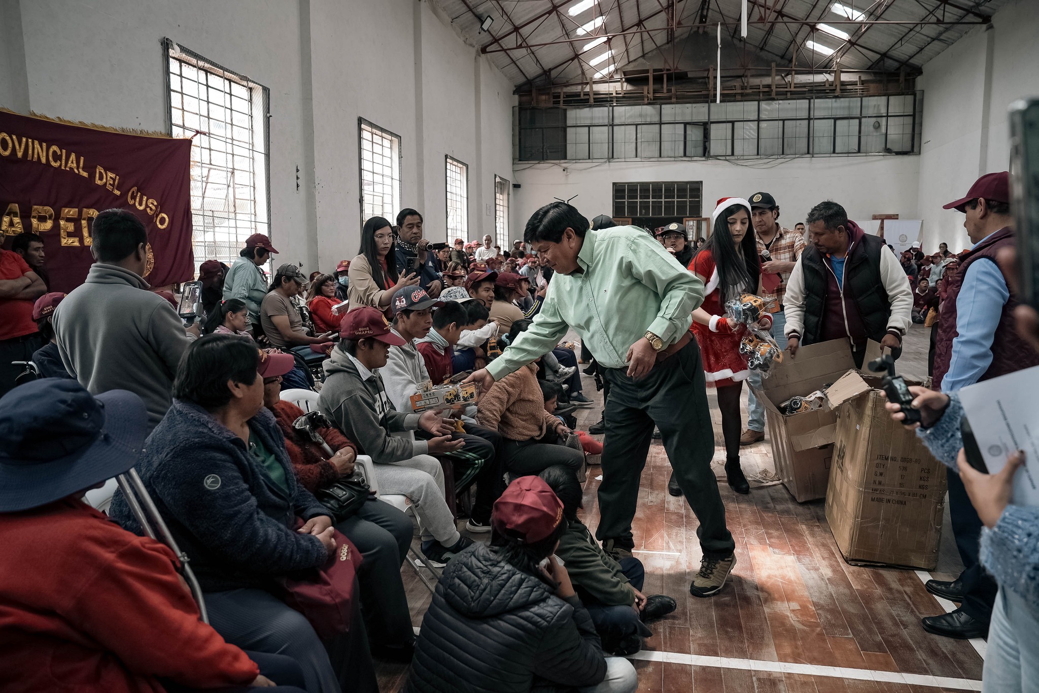 250 PERSONAS CON DISCAPACIDAD RECIBEN CANASTAS NAVIDEÑAS GRACIAS A LA MUNICIPALIDAD DEL CUSCO