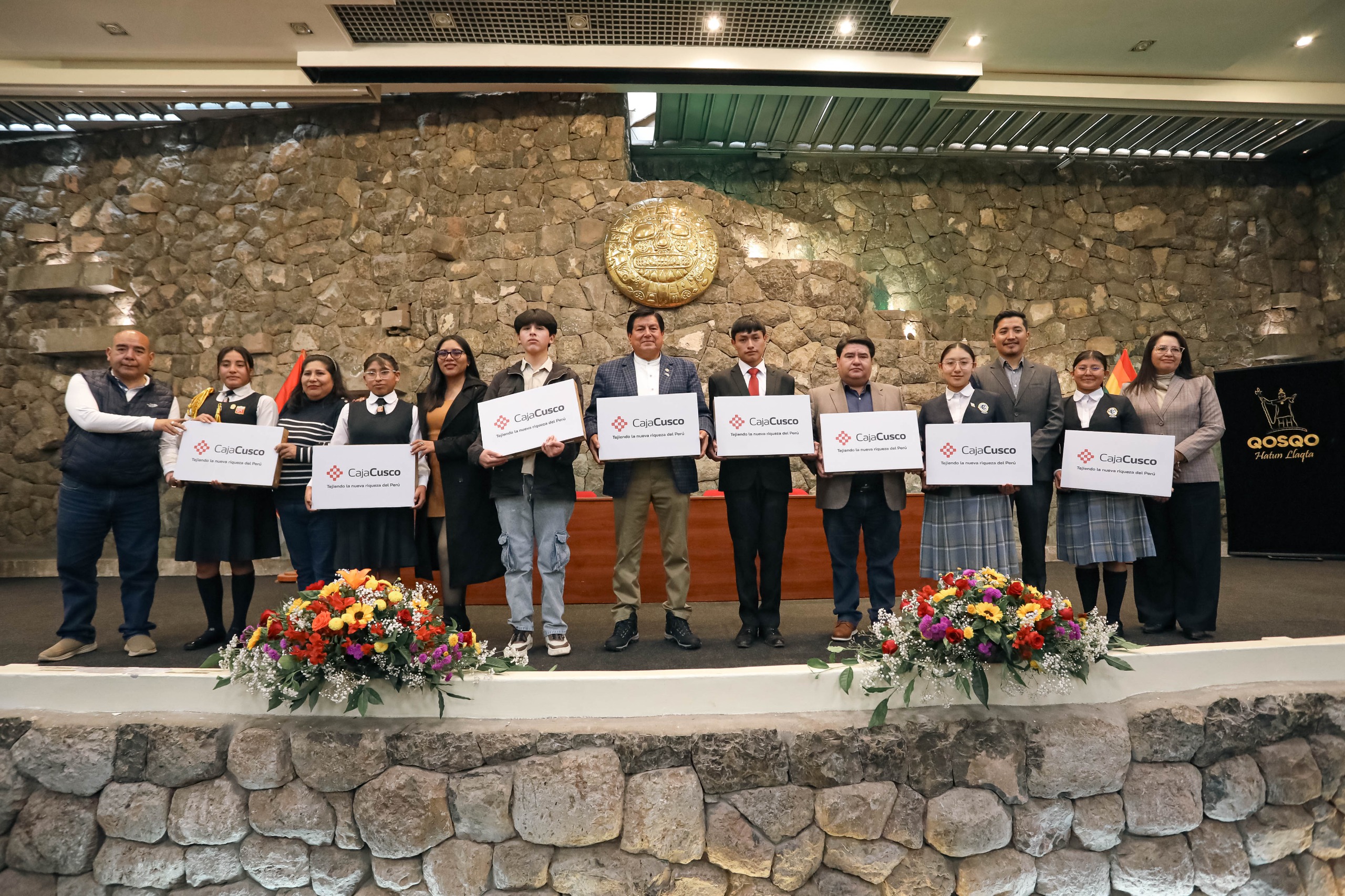 ALCALDE DEL CUSCO, LUIS PANTOJA PREMIÓ LA EXCELENCIA ACADÉMICA CON LAPTOPS EN LAS INSTITUCIONES EDUCATIVAS EMBLEMÁTICAS