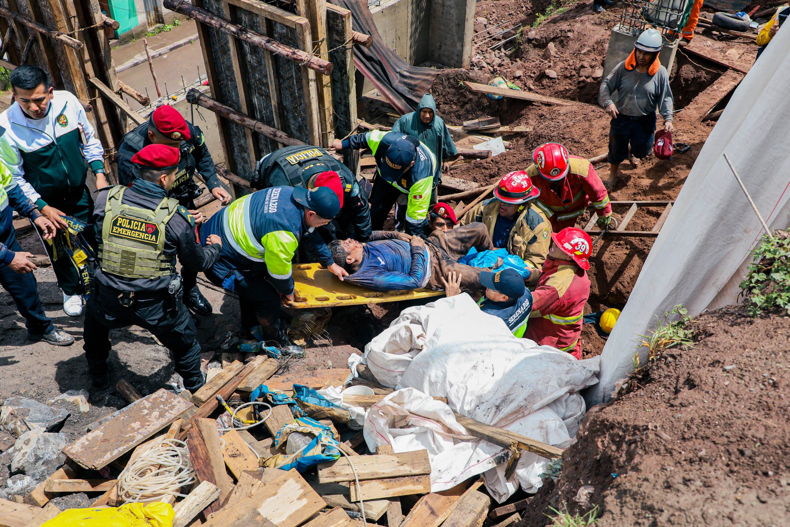 RÁPIDA ACCIÓN DEL SERENAZGO DE LA MUNICIPALIDAD DEL CUSCO PERMITIÓ SALVAR LA VIDA DE UN OBRERO TRAS DESLIZAMIENTO