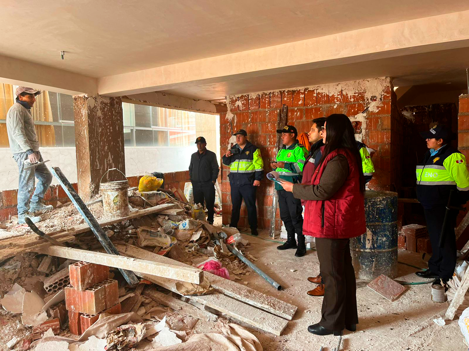 MUNICIPALIDAD DEL CUSCO PARALIZA CONSTRUCCIÓN DE EDIFICIO DE 6 PISOS EN LA UR. UCCHULLO POR NO CONTAR CON LICENCIA E INCUMPLIR PARÁMETROS URBANÍSTICOS