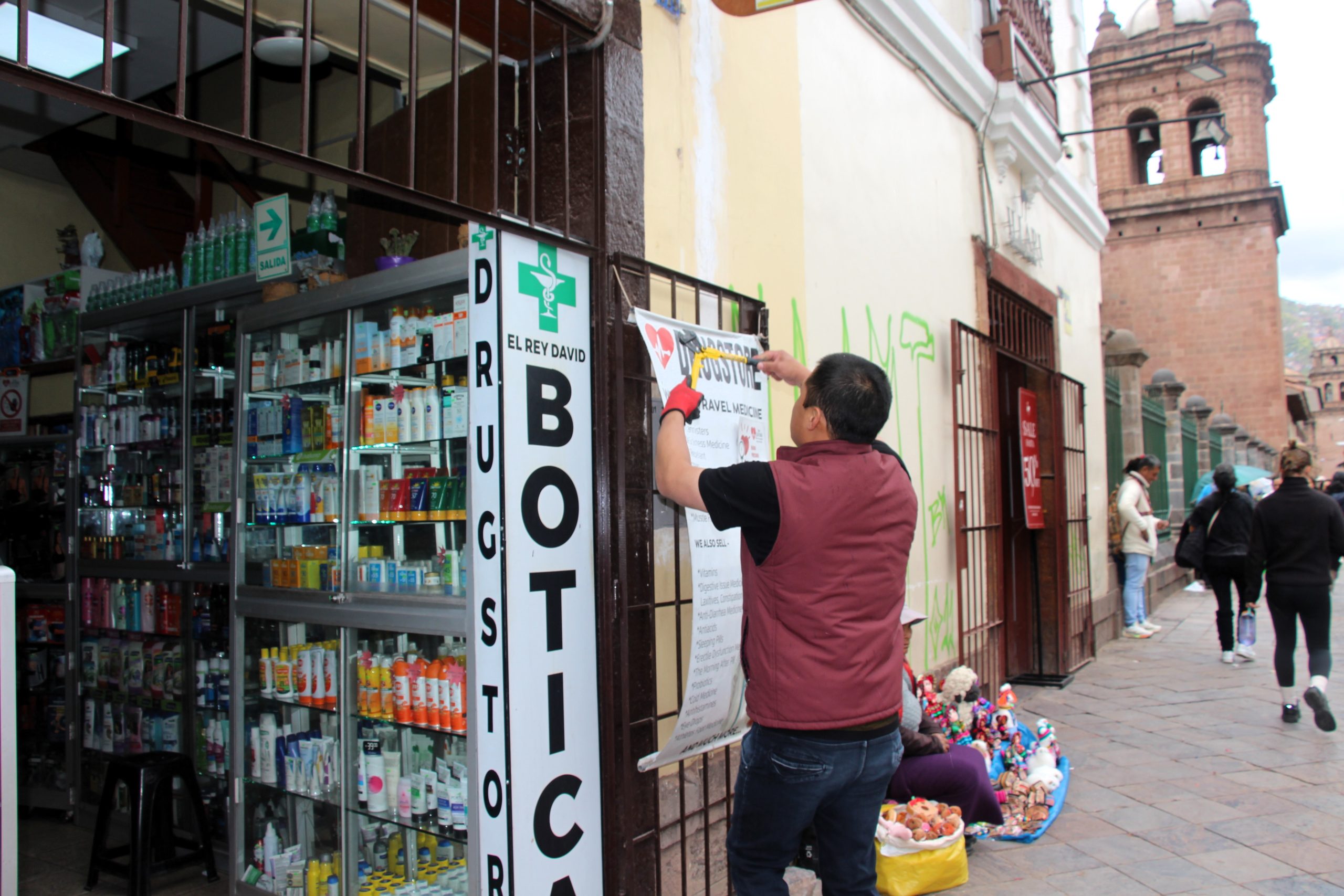 MUNICIPALIDAD DEL CUSCO DECOMISÓ MÁS DE 300 LETREROS EN MEGAOPERATIVO EN EL CENTRO HISTÓRICO