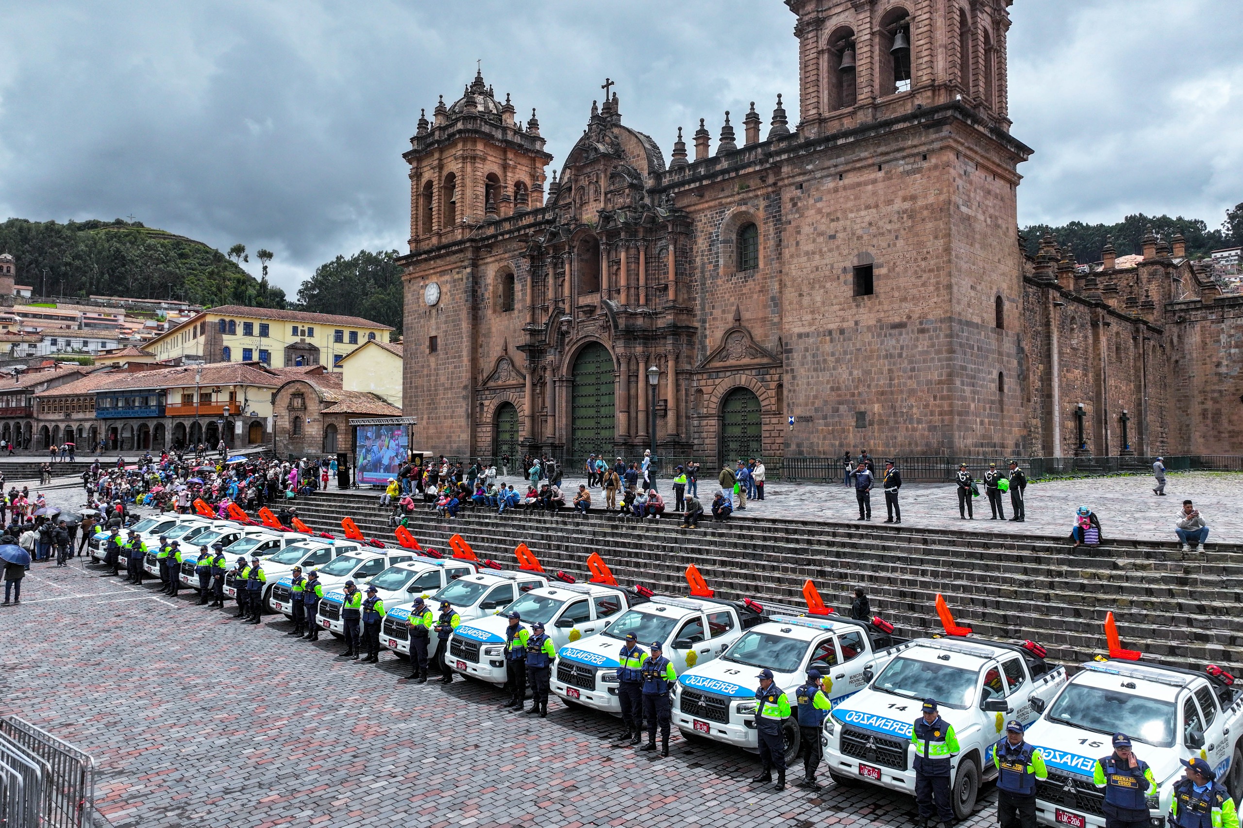 MUNICIPALIDAD DEL CUSCO MARCA UN HITO HISTÓRICO EN SEGURIDAD CON MODERNA FLOTA DE 20 CAMIONETAS Y 1 BUS