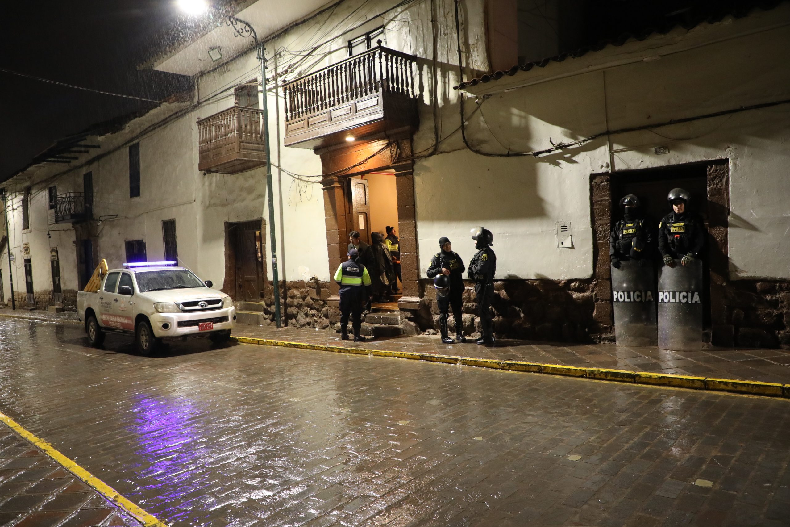MUNICIPALIDAD DEL CUSCO CLAUSURÓ EL LOCAL “LA CHOLITA” POR OPERAR CLANDESTINAMENTE COMO BAR EN LA CALLE SAN ANDRÉS