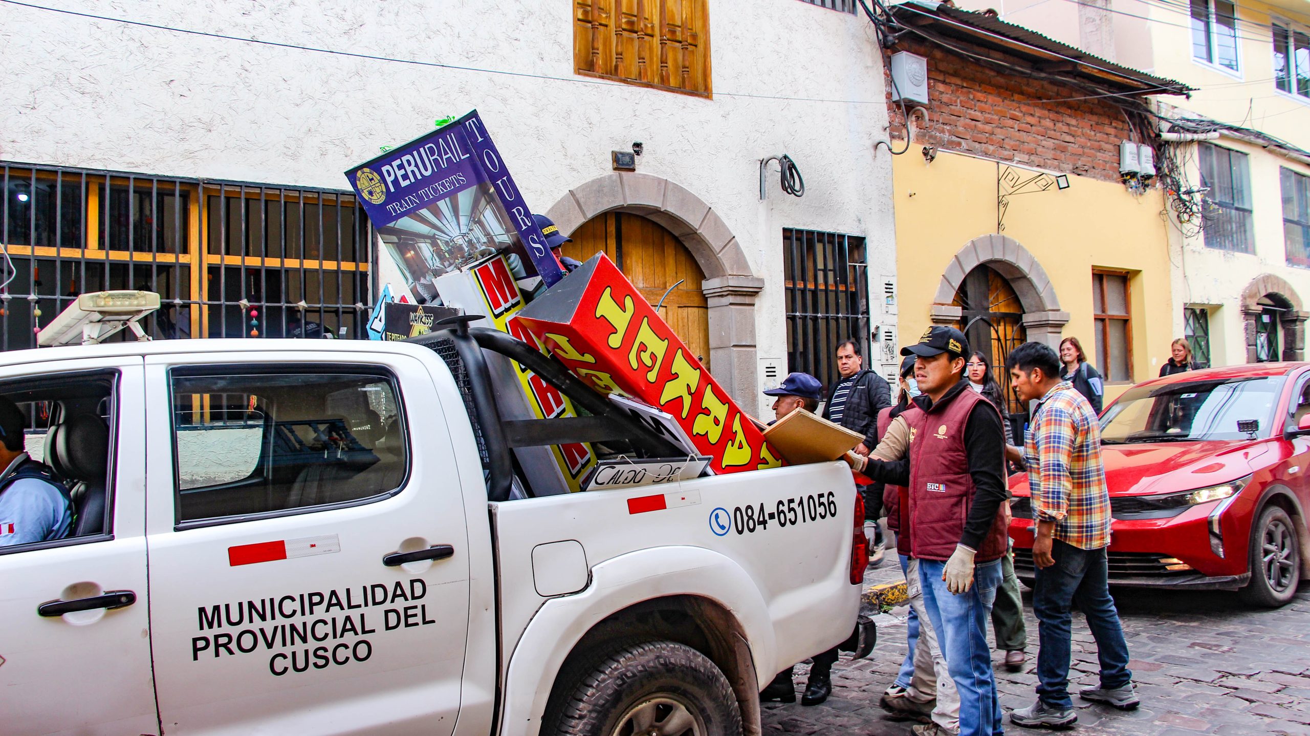 MÁS DE 200 GIGANTOGRAFÍAS Y LETREROS LUMINOSOS Y FOSFORESCENTES FUERON DECOMISADOS POR LA MUNICIPALIDAD DEL CUSCO