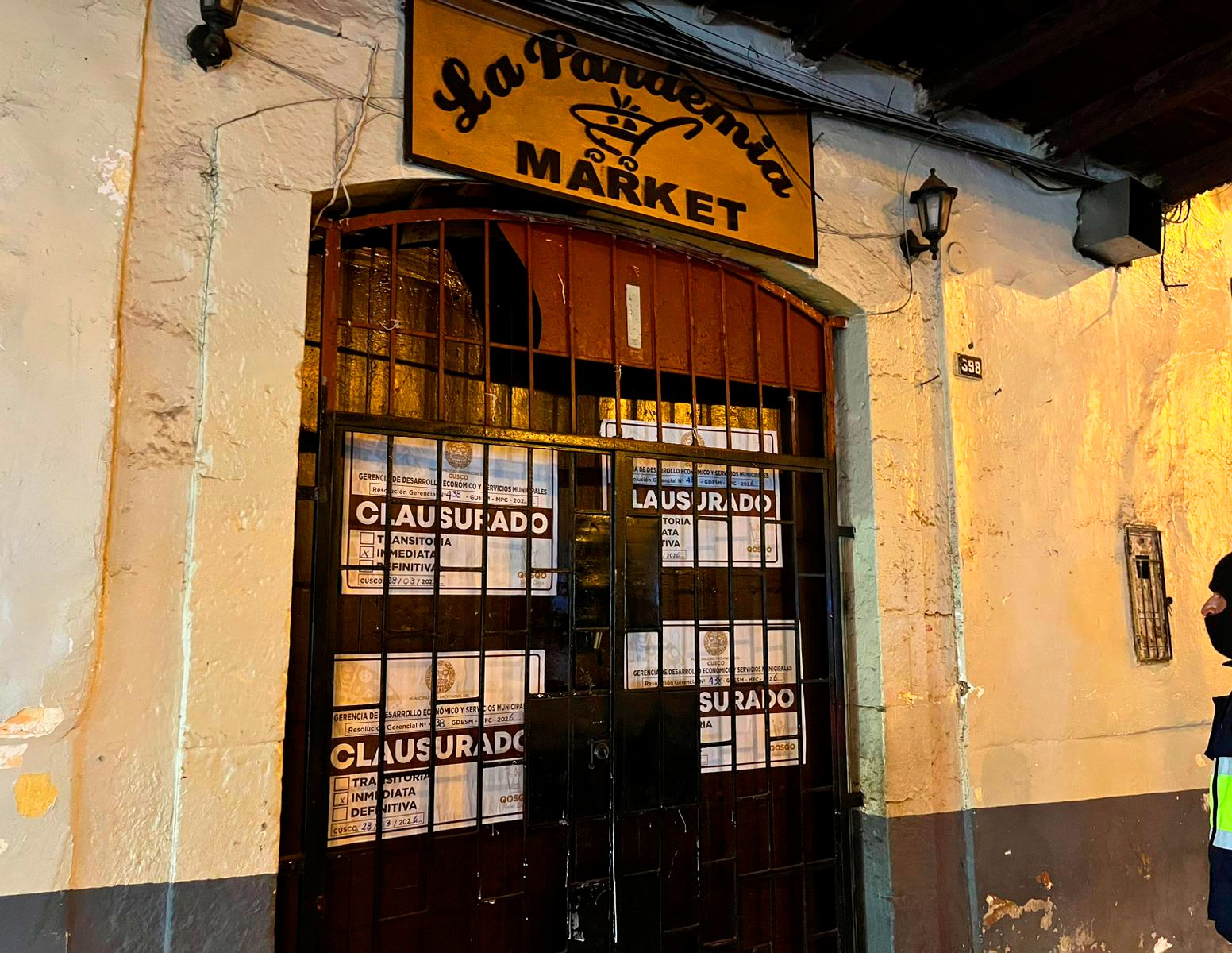 MUNICIPALIDAD DEL CUSCO CLAUSURÓ DOS LOCALES COMERCIALES DE LA CALLE PLATEROS POR FUNCIONAR AL MARGEN DE LA LEY