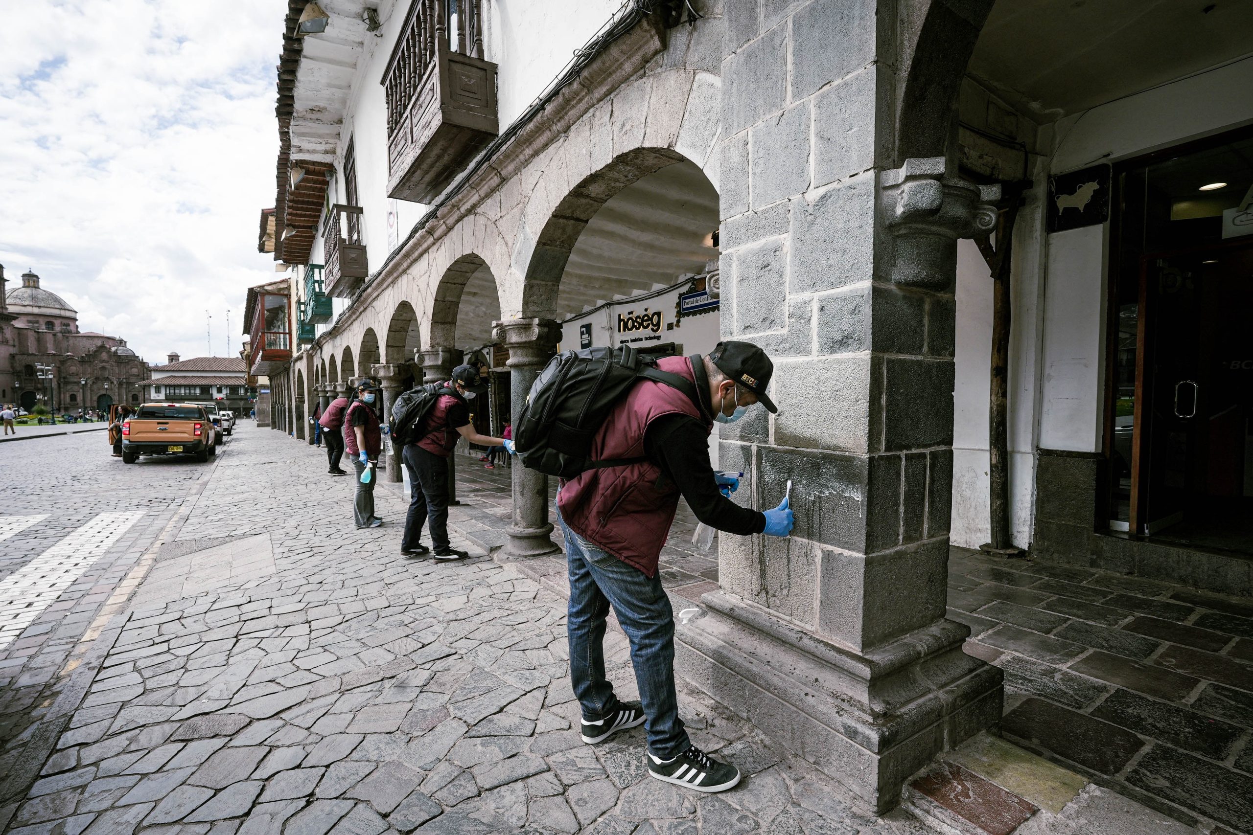 MUNICIPALIDAD DEL CUSCO Y DDC REALIZAN LIMPIEZA DE PORTALES DE LA PLAZA MAYOR TRAS LOS CARNAVALES
