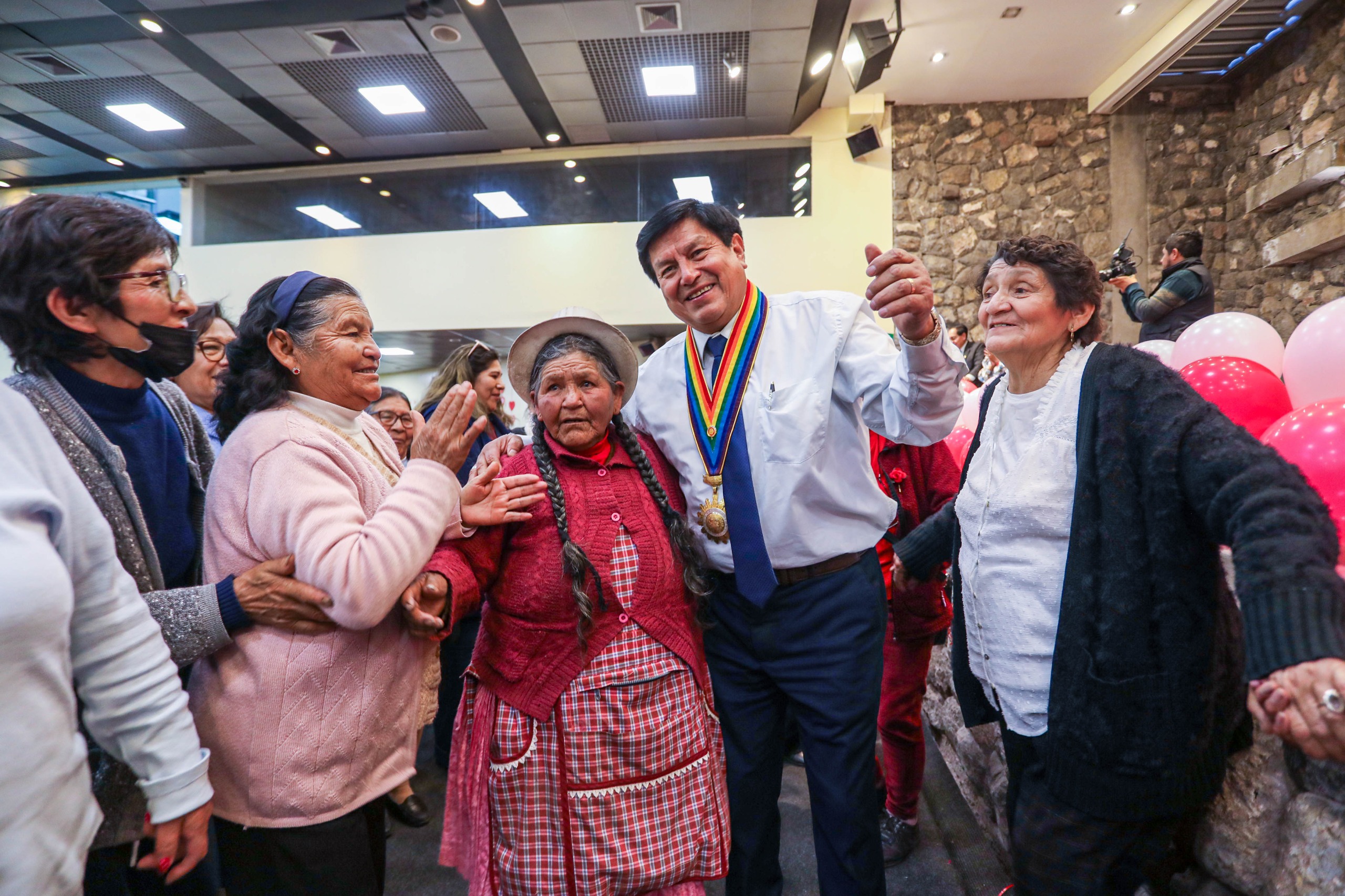 MÁS DE MIL MADRES CUSQUEÑAS QUE INTEGRAN DIVERSAS ORGANIZACIONES SOCIALES FUERON HOMENAJEADAS POR LA MUNICIPALIDAD DEL CUSCO