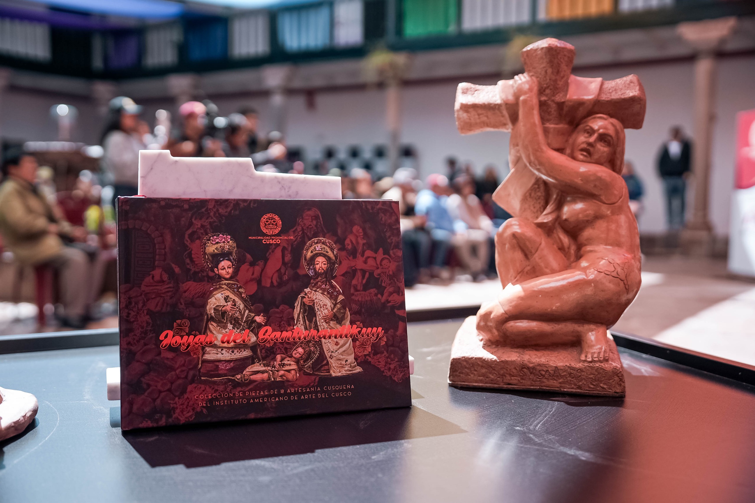 MUNICIPALIDAD DEL CUSCO FORTALECE LA IDENTIDAD CULTURAL CON LA PRESENTACIÓN DEL LIBRO “JOYAS DEL SANTURANTIKUY”