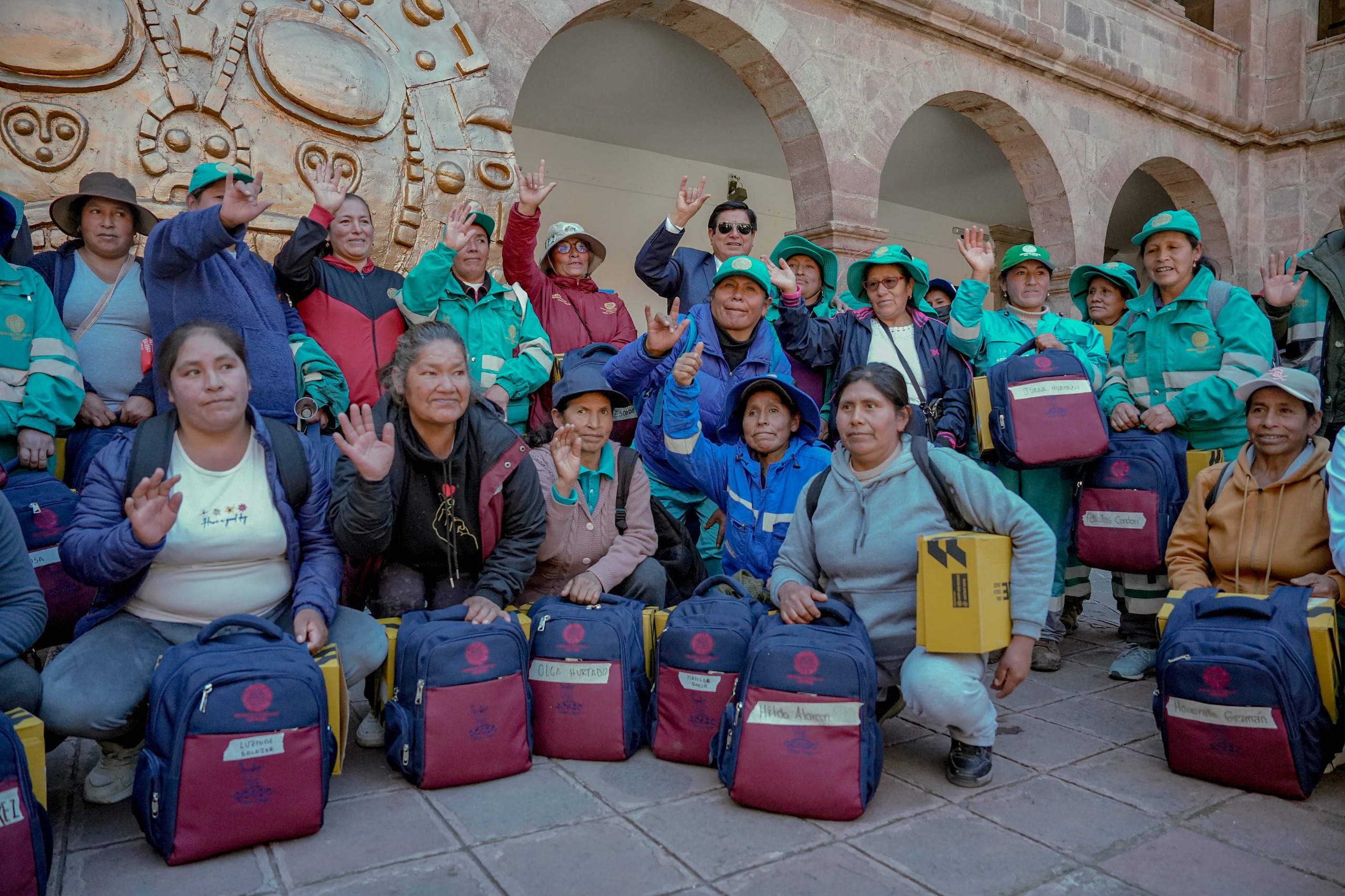 MUNICIPALIDAD DEL CUSCO RECONOCE Y PROTEGE A PERSONAL DE LIMPIEZA CON ENTREGA DE EQUIPOS DE SEGURIDAD