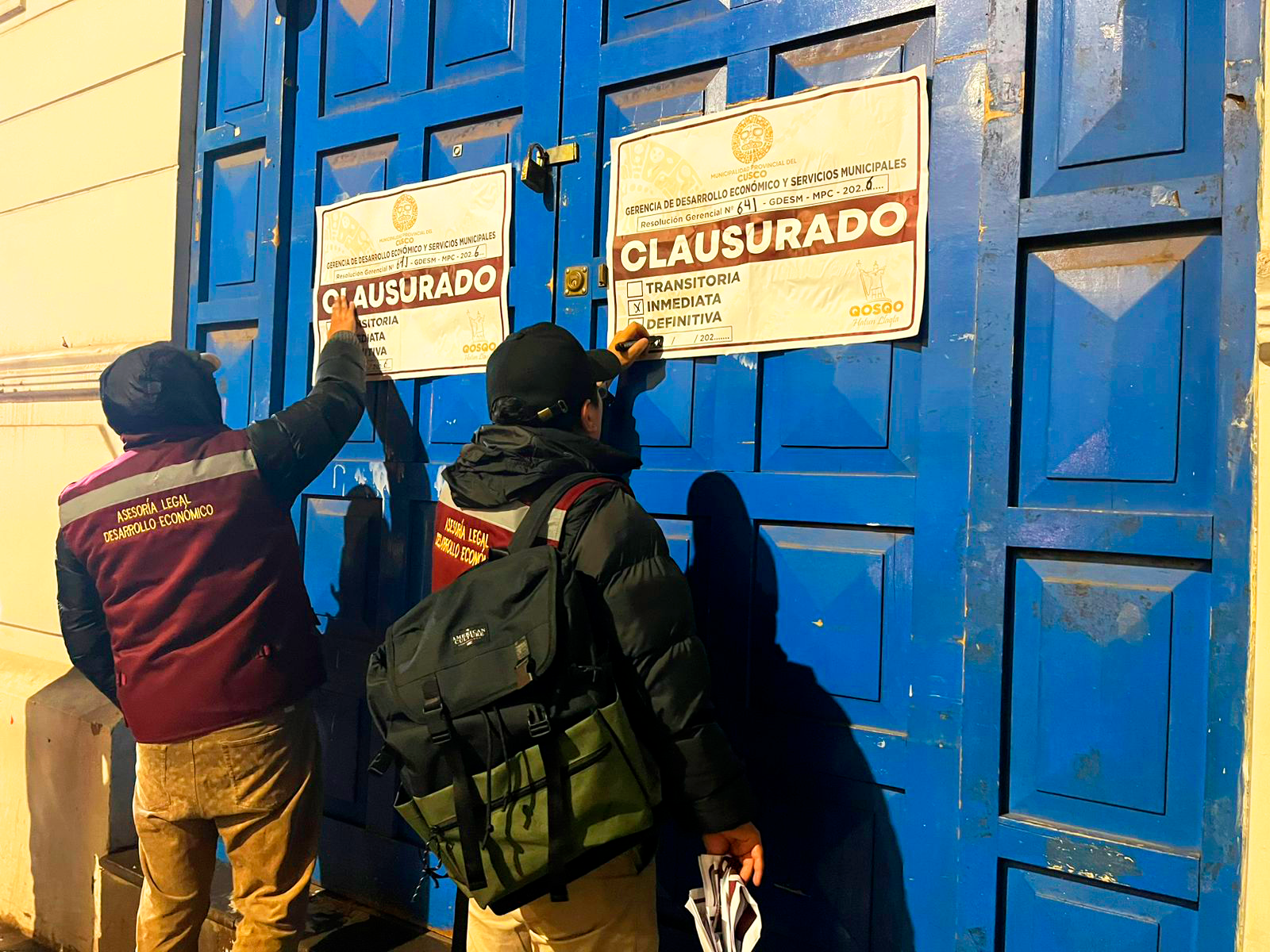 MUNICIPALIDAD DEL CUSCO CLAUSURÓ DOS MINIMARKETS DURANTE OPERATIVO NOCTURNO EN LAS CALLES MARURI Y PAMPA DEL CASTILLO