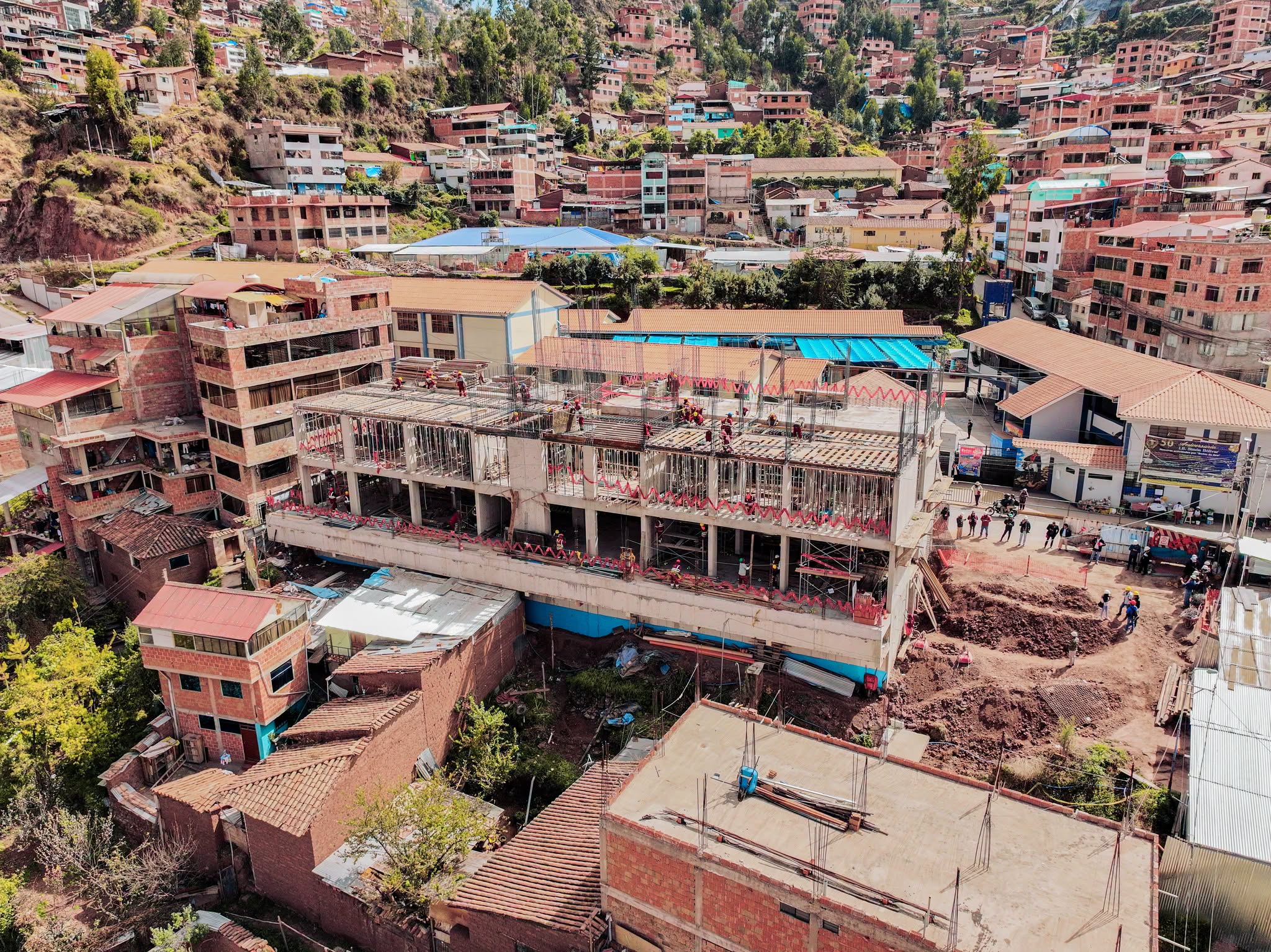 MUNICIPALIDAD DEL CUSCO ACELERA CONSTRUCCIÓN DEL CENTRO DE SALUD SAN PEDRO Y MARCA UN HITO CON LA EJECUCIÓN SIMULTÁNEA DE TRES ESTABLECIMIENTOS DE SALUD