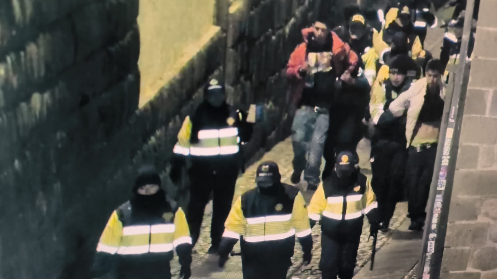 RÁPIDA INTERVENCIÓN DE SERENAZGO DEL CUSCO PERMITIÓ LA DETENCIÓN DE SUJETOS QUE ATENTARON CONTRA UN MURO INCA EN LA CALLE LORETO