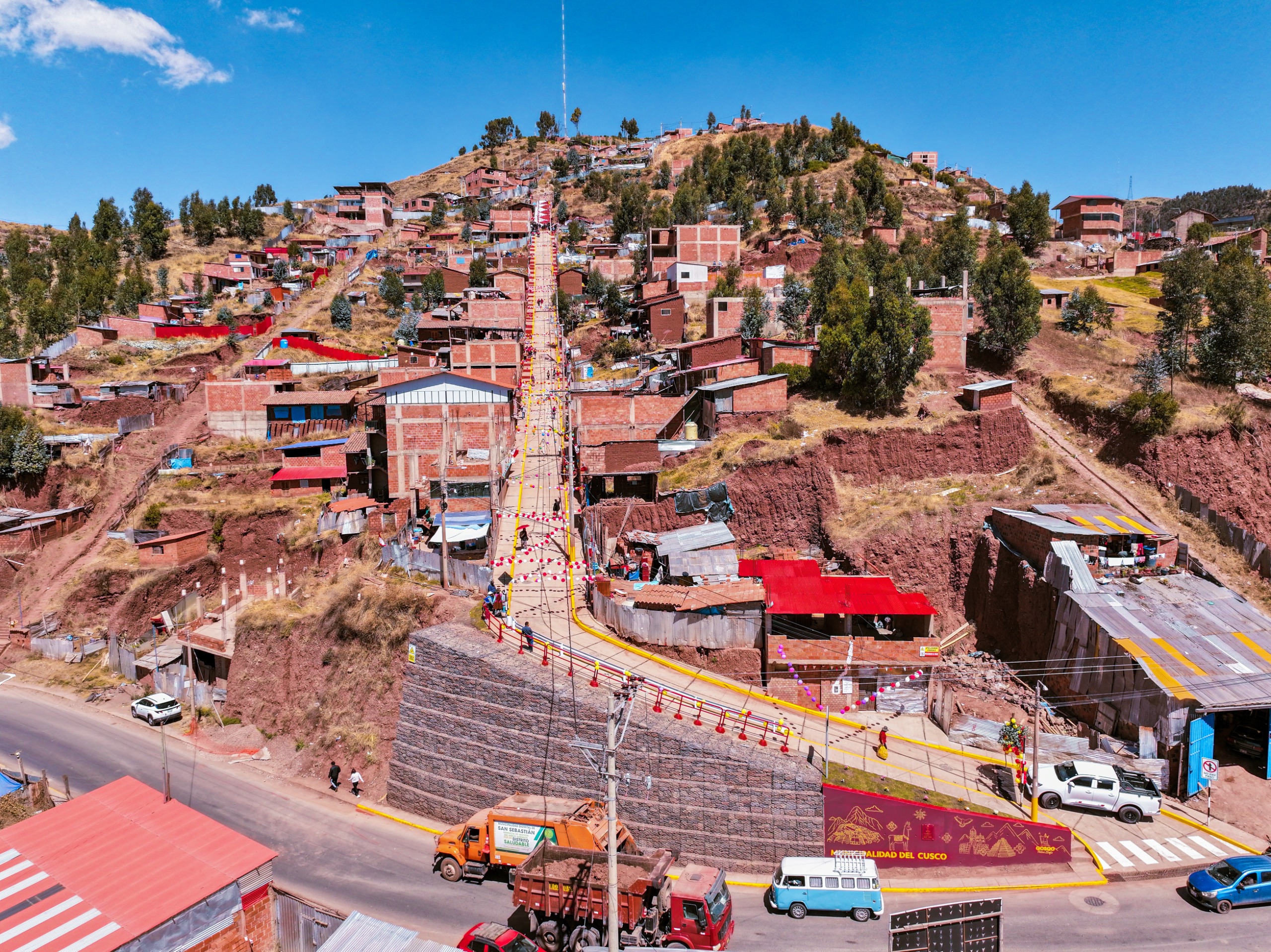 TRAS 25 AÑOS DE ESPERA, LA MUNICIPALIDAD PROVINCIAL DEL CUSCO HACE REALIDAD EL ACCESO DIGNO Y SEGURO PARA LA APV. FLORES DE ENCARNACIÓN