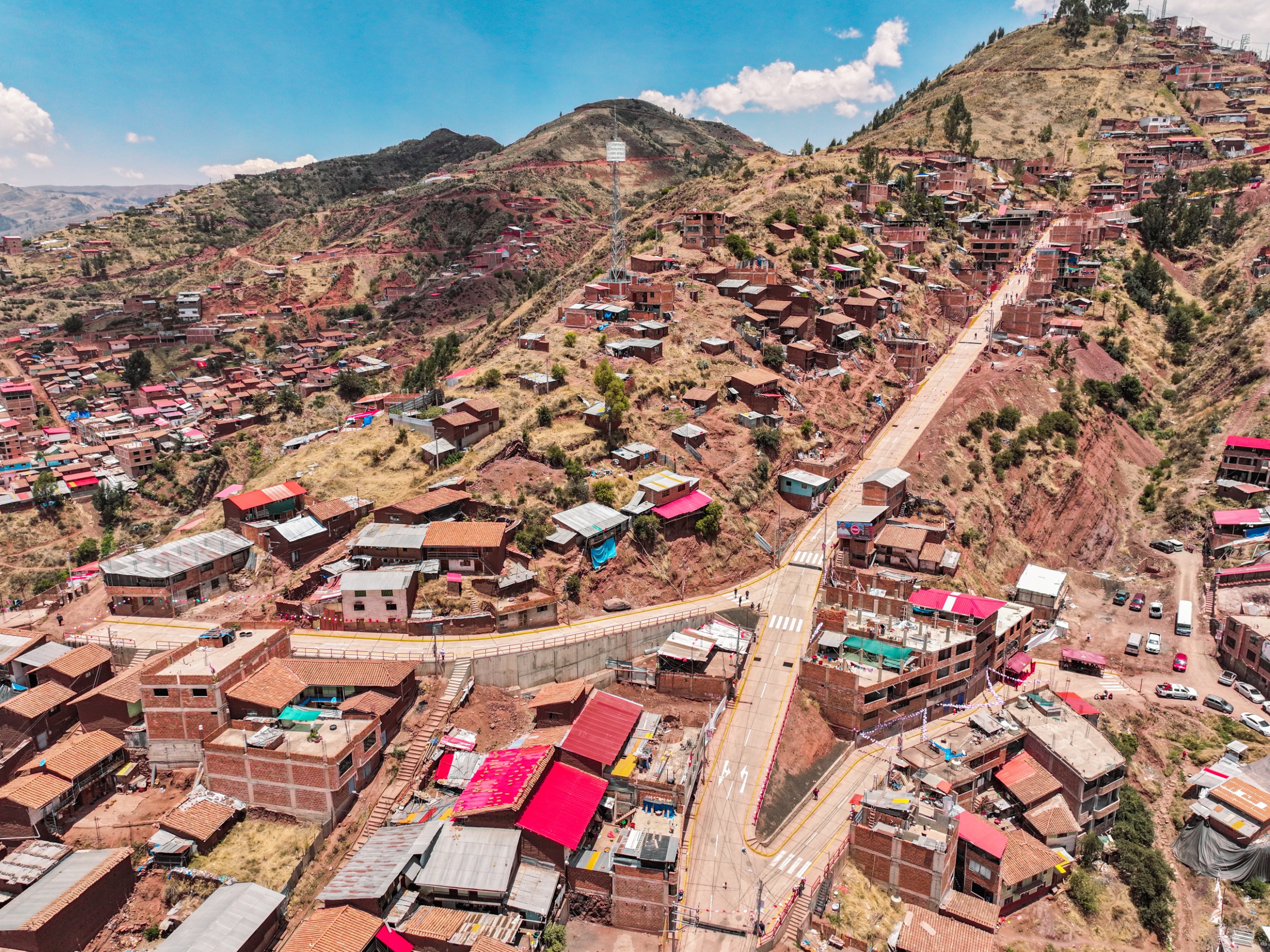 DESPUÉS DE 24 AÑOS, LA MUNICIPALIDAD DEL CUSCO TRANSFORMA SEÑOR DE QUILLQUE CON NUEVAS PISTAS Y VEREDAS